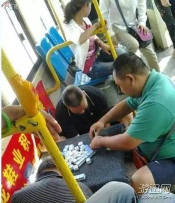 23張照片讓我笑到肚子痛!妹子的胸好挺啊!美女,風太大了,再不躲起來就要掉出來了!