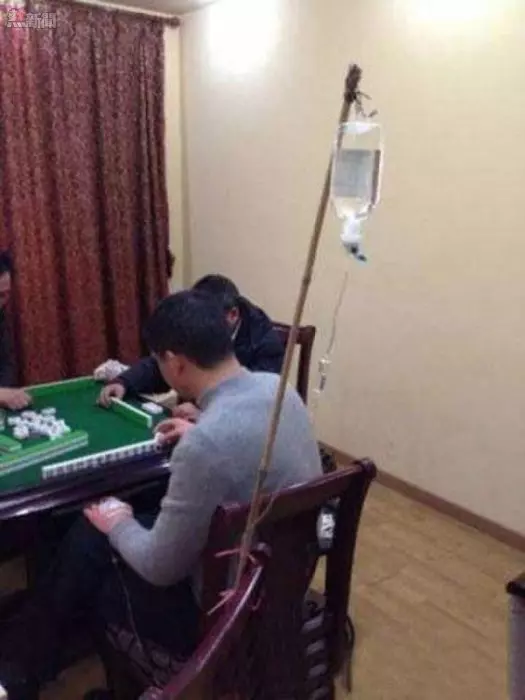23張照片讓我笑到肚子痛!妹子的胸好挺啊!美女,風太大了,再不躲起來就要掉出來了!
