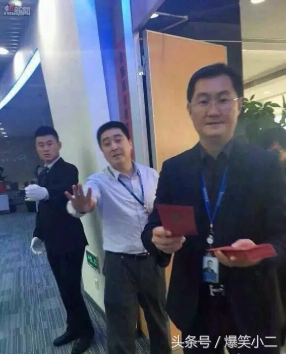 23張照片讓我笑到肚子痛!妹子的胸好挺啊!美女,風太大了,再不躲起來就要掉出來了!