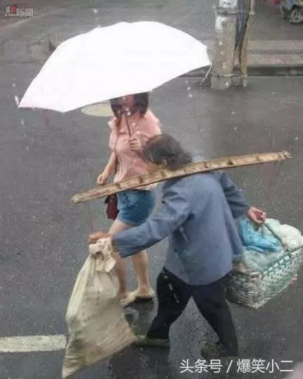 23張照片讓我笑到肚子痛!妹子的胸好挺啊!美女,風太大了,再不躲起來就要掉出來了!