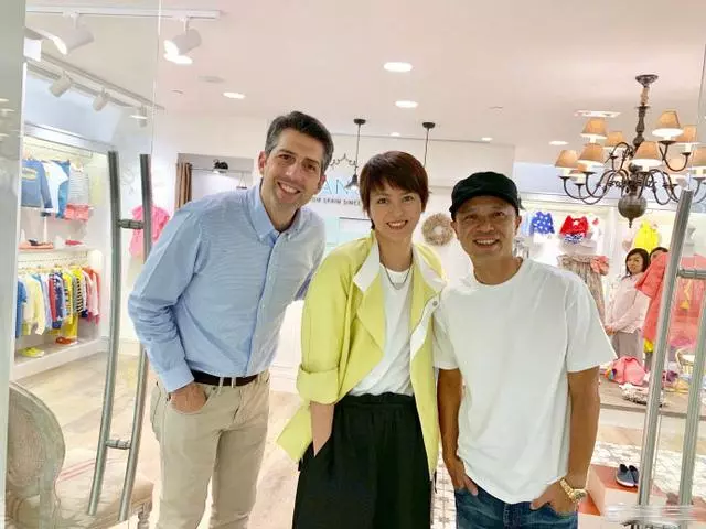 李克勤曬照陪孩子買衣服偶遇梁詠琪夫婦,周末巡視店面Gigi很親切