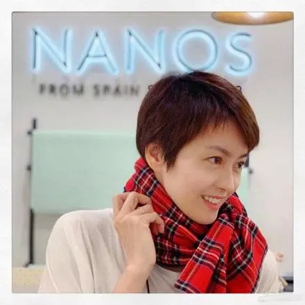 李克勤曬照陪孩子買衣服偶遇梁詠琪夫婦,周末巡視店面Gigi很親切