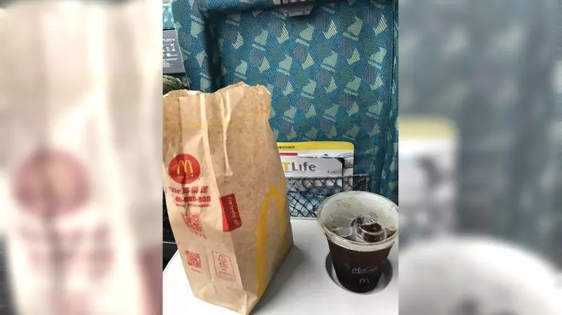 坐高鐵遇宗教團體!他一咬漢堡秒遭師姐狂瞪「包圍唸經」