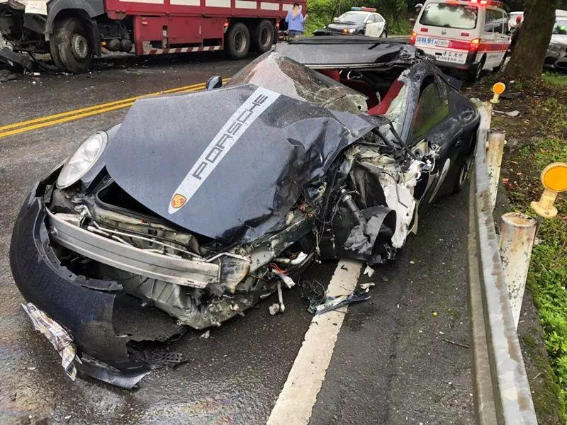 保時捷車頭左側全毀!北宜公路過彎跨雙黃線對撞大貨車