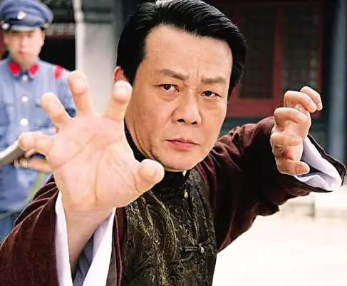 65歲寇世勳全家近照,和老婆倆人分住上下樓,母親卻住在養老院!