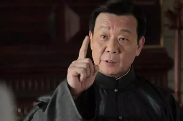 65歲寇世勳全家近照,和老婆倆人分住上下樓,母親卻住在養老院!