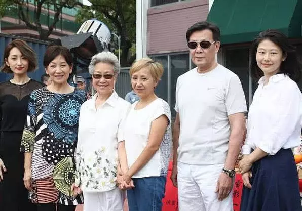 65歲寇世勳全家近照,和老婆倆人分住上下樓,母親卻住在養老院!