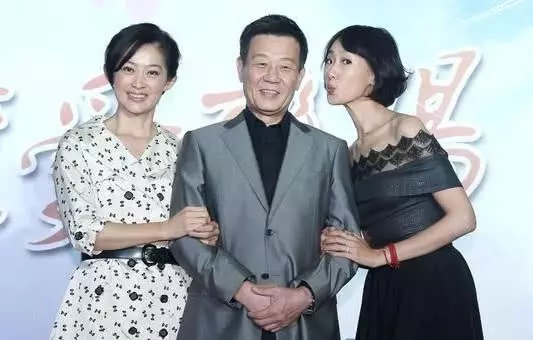 65歲寇世勳全家近照,和老婆倆人分住上下樓,母親卻住在養老院!