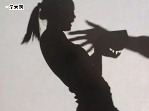《變態》小姨子穿短褲喂奶 姐夫秒《變狼》 撲上去強吻「」性侵「」