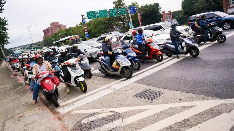 專家擬修法「5歲以下禁搭機車」,網友傻眼回:沒車的人乾脆別生?