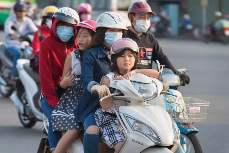專家擬修法「5歲以下禁搭機車」,網友傻眼回:沒車的人乾脆別生?