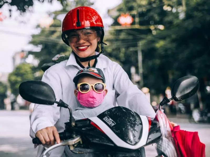 專家擬修法「5歲以下禁搭機車」,網友傻眼回:沒車的人乾脆別生?