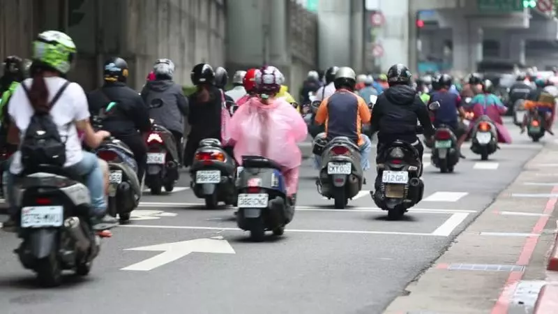 專家擬修法「5歲以下禁搭機車」,網友傻眼回:沒車的人乾脆別生?