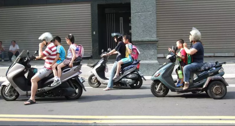 專家擬修法「5歲以下禁搭機車」,網友傻眼回:沒車的人乾脆別生?