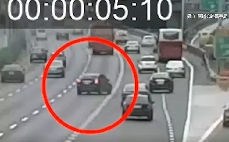 螃蟹哥錯過交流道 竟橫切3車道90度直角下匝道!