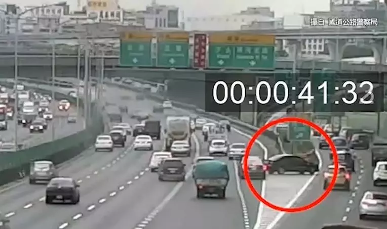螃蟹哥錯過交流道 竟橫切3車道90度直角下匝道!