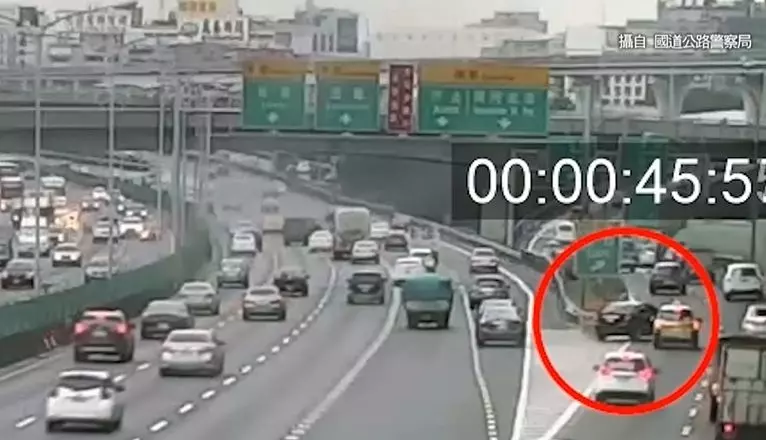 螃蟹哥錯過交流道 竟橫切3車道90度直角下匝道!