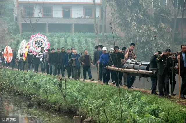 兒子生病我趕緊給8萬,門口看到他和兒媳,我把雞蛋扔到他們臉上