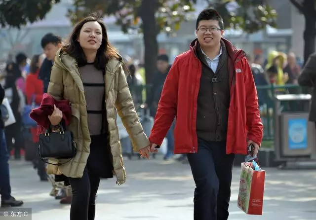 兒子生病我趕緊給8萬,門口看到他和兒媳,我把雞蛋扔到他們臉上