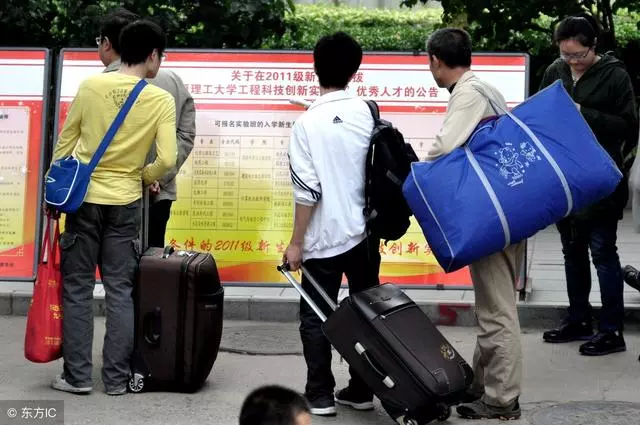 租女友回家,她偷我四萬跑了,三年後她來找我,讓我左右為難!