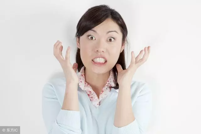 離婚後我分得100萬,全家人眉開眼笑,當天吃飯我把桌子掀了!
