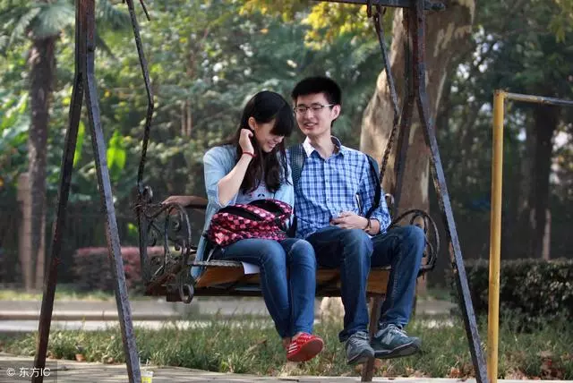 婆婆帶著60萬去小姑子家養老,回來我把行李扔門外,大家拍手叫好