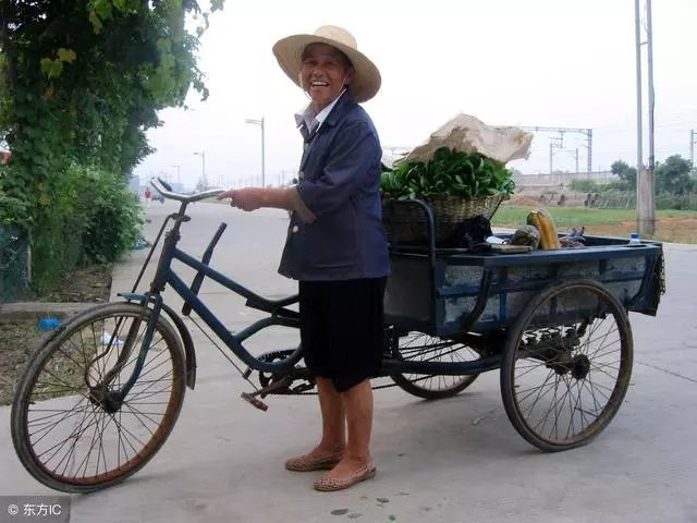婆婆騎三輪車接我下班,我嫌丟人,推開家門,我淚流滿面!
