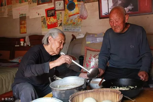 我逮土雞去城裡看兒子,兒媳做一桌子好菜,飯後我想把房子要回來