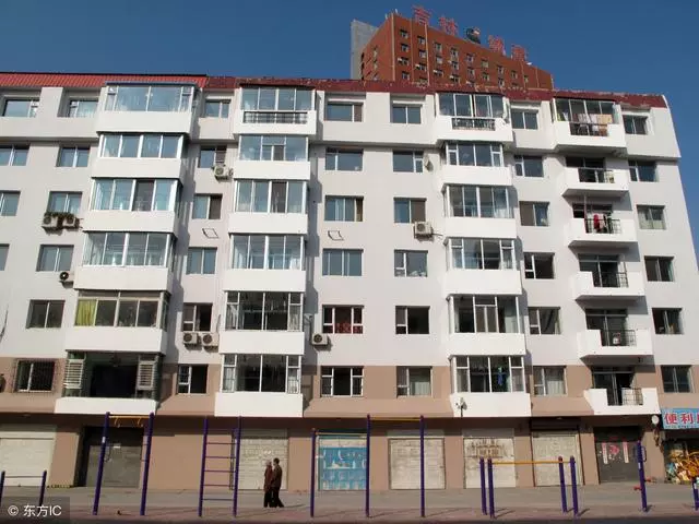 我逮土雞去城裡看兒子,兒媳做一桌子好菜,飯後我想把房子要回來