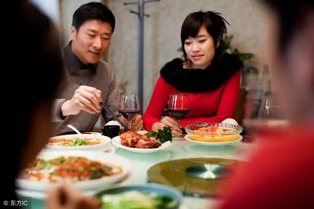 我逮土雞去城裡看兒子,兒媳做一桌子好菜,飯後我想把房子要回來