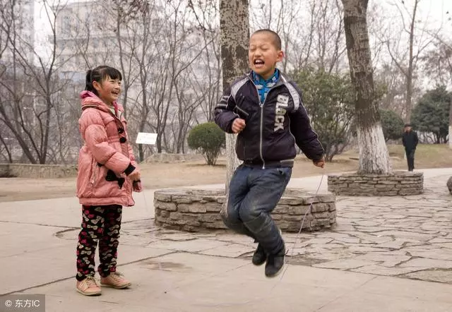 父親去世大伯給我6萬,小姑磕了三個頭,十年後我送別墅給小姑!