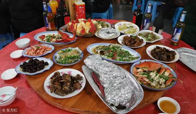 我媽生日,老婆請吃飯,結帳時,我把菜湯潑她一身,讓她滾!