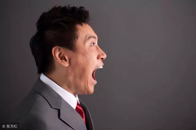 我媽生日,老婆請吃飯,結帳時,我把菜湯潑她一身,讓她滾!