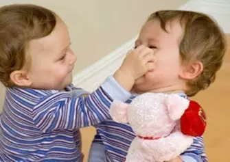 3歲以下寶寶愛打人?兒童心理學家:只因心理需求無法滿足