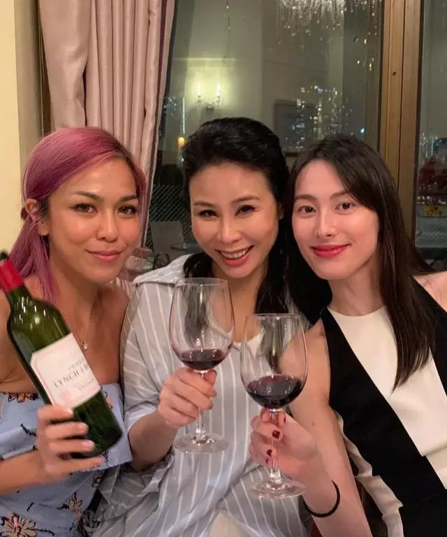 梁洛施母子相擁畫面太溫情,連女首富甘比都感動點贊!