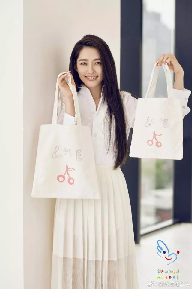 誰說王菲基因不強大?李嫣近照變化大,低頭甜笑樣子越來越像王菲!