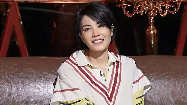 誰說王菲基因不強大?李嫣近照變化大,低頭甜笑樣子越來越像王菲!