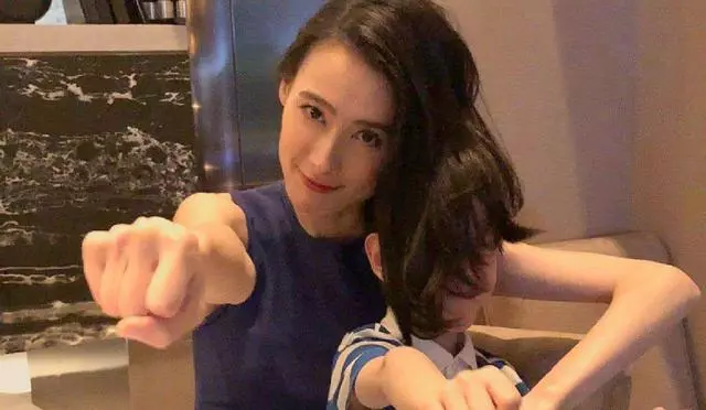 被婆家認可有多重要?梁洛施生三子也未進門,郭碧婷卻被向太寵上了天~~~