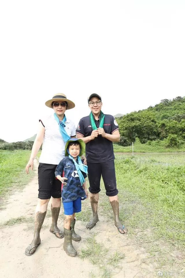 郭晶晶悄然生三胎為霍家增員,霍啟剛曬三子女合照小女兒首度曝光!