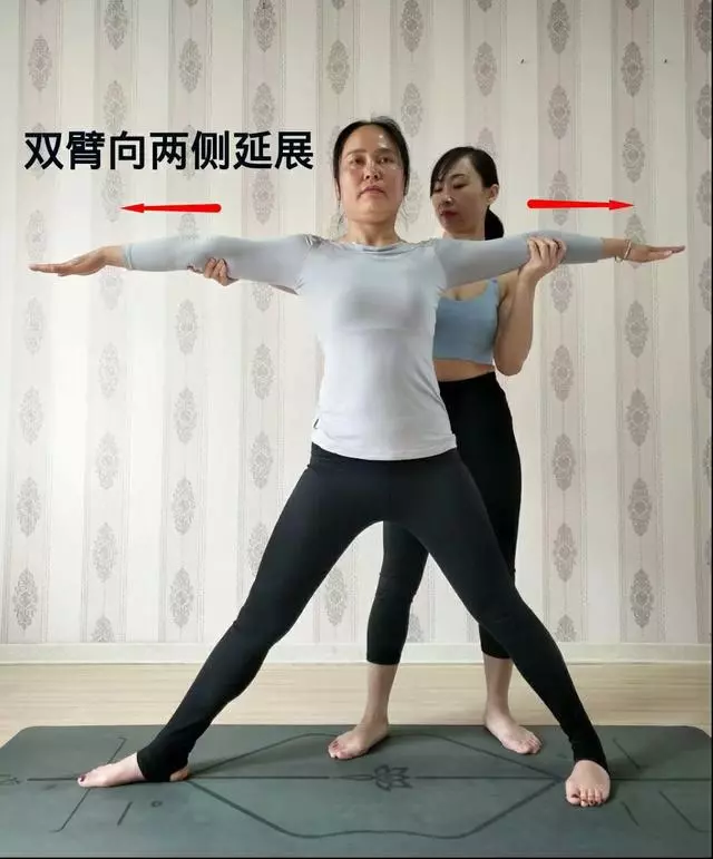 瑜伽體式三角伸展式手法矯正(配有圖文)