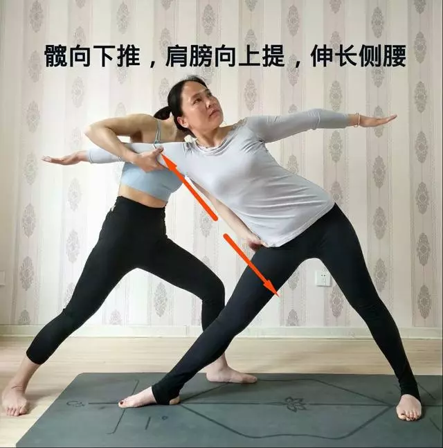 瑜伽體式三角伸展式手法矯正(配有圖文)