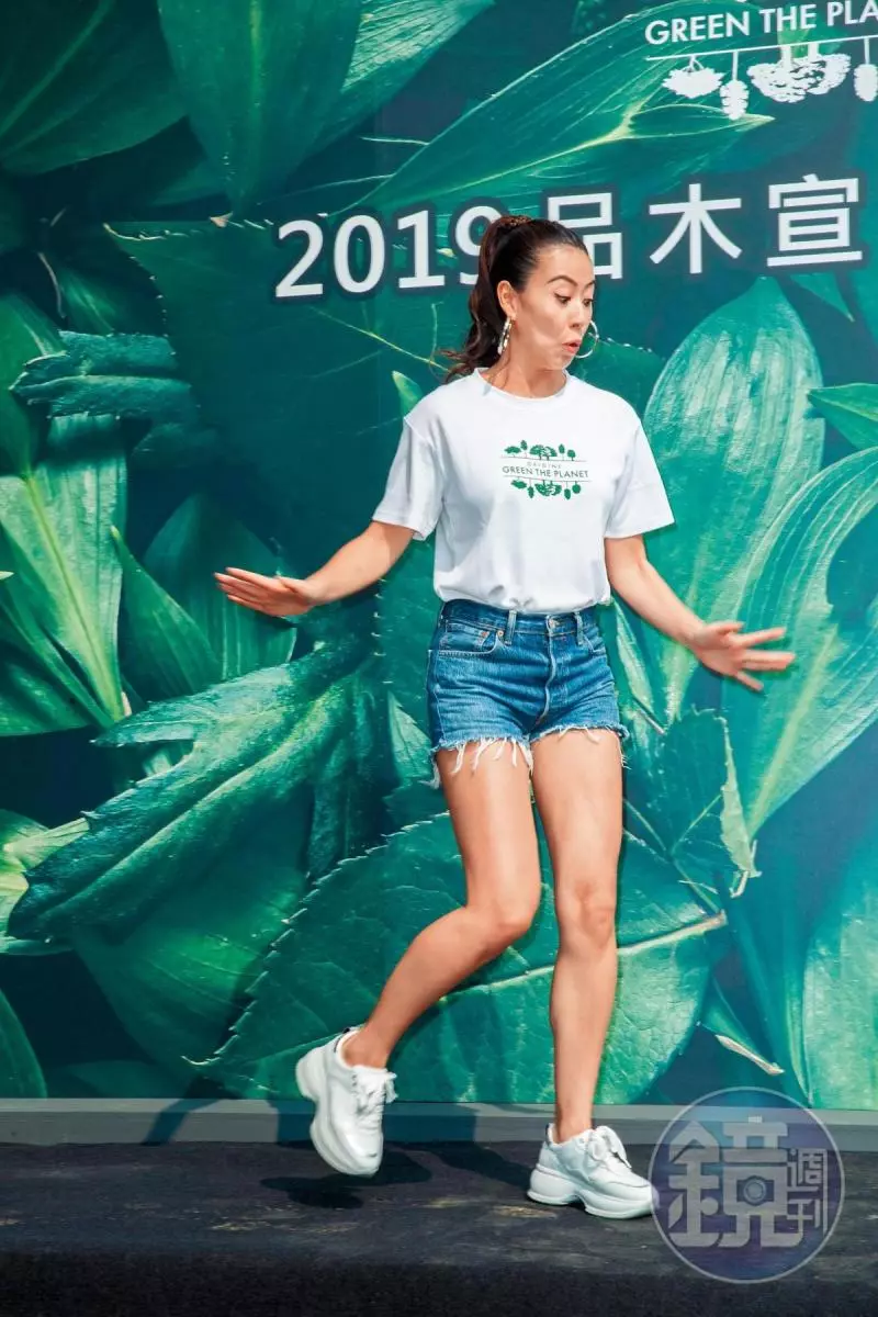 莫允雯逞胸鬥乳 敢穿敢言尺度無極限