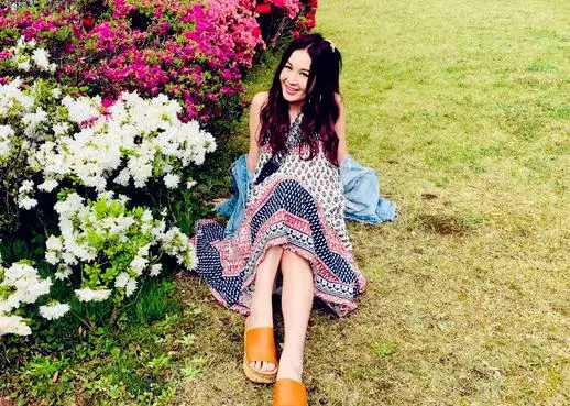 溫碧霞簡直太美了,清甜的少女氣息十足,對著鏡頭比剪刀手非常萌