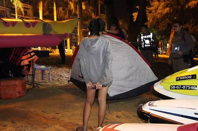 14歲少女深夜海灘上被硬上,朋友目睹全程!陌生男完事丟40元逃離~