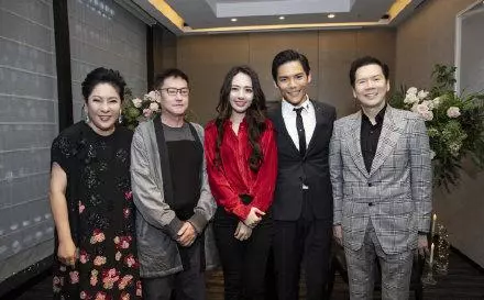 郭碧婷訂婚後「嘟嘴求親親」又上熱搜,她才是真正的豪門好嫁風!