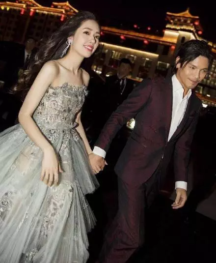 郭碧婷訂婚後「嘟嘴求親親」又上熱搜,她才是真正的豪門好嫁風!