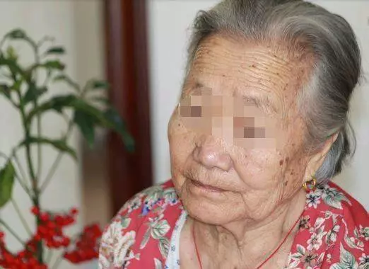 老人中了500萬,沉思一夜決定全給一個女兒,3個女兒都蒙了