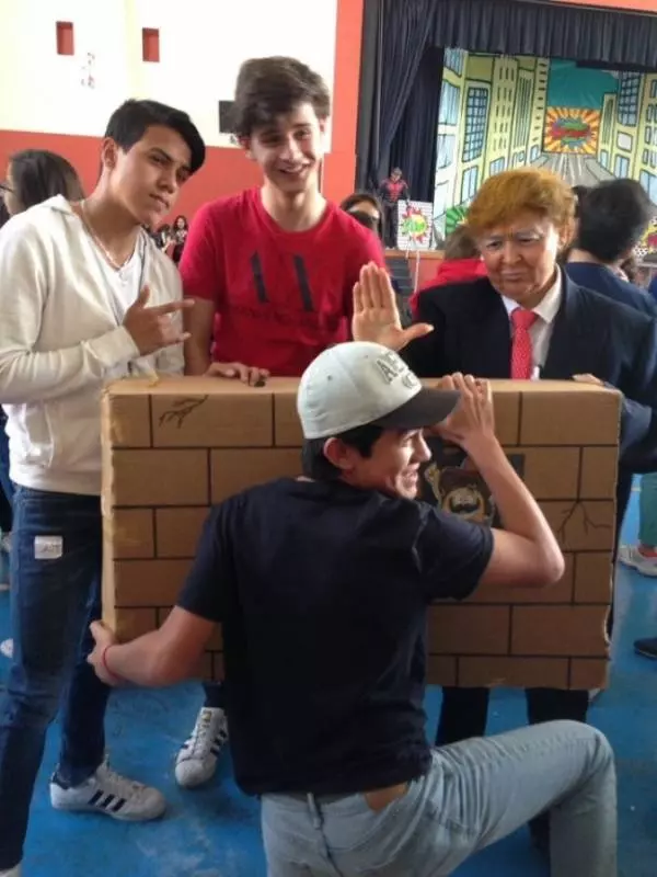 19個「讓學生們笑到不能好好上課」的超狂老師舉動!