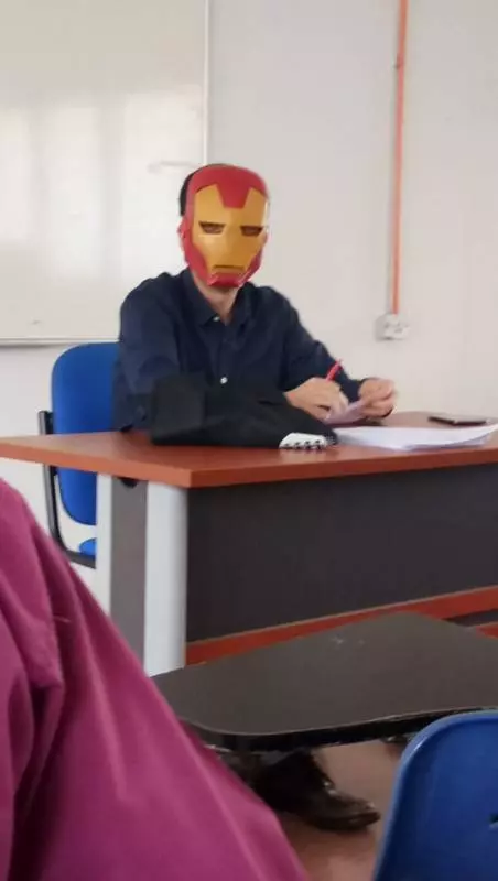 19個「讓學生們笑到不能好好上課」的超狂老師舉動!