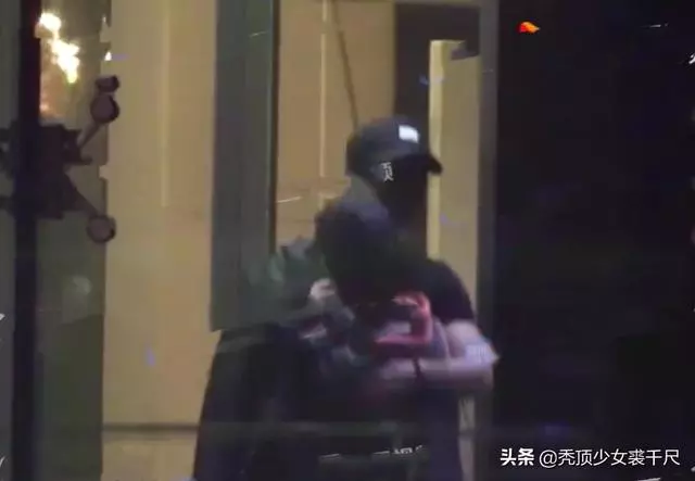 竇驍承認與賭王千金何超蓮戀情,早前二人電梯內擁吻被拍甜蜜幸福!